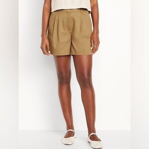 Old Navy Extra High-Waisted Taylor Trouser Shorts, size medium.